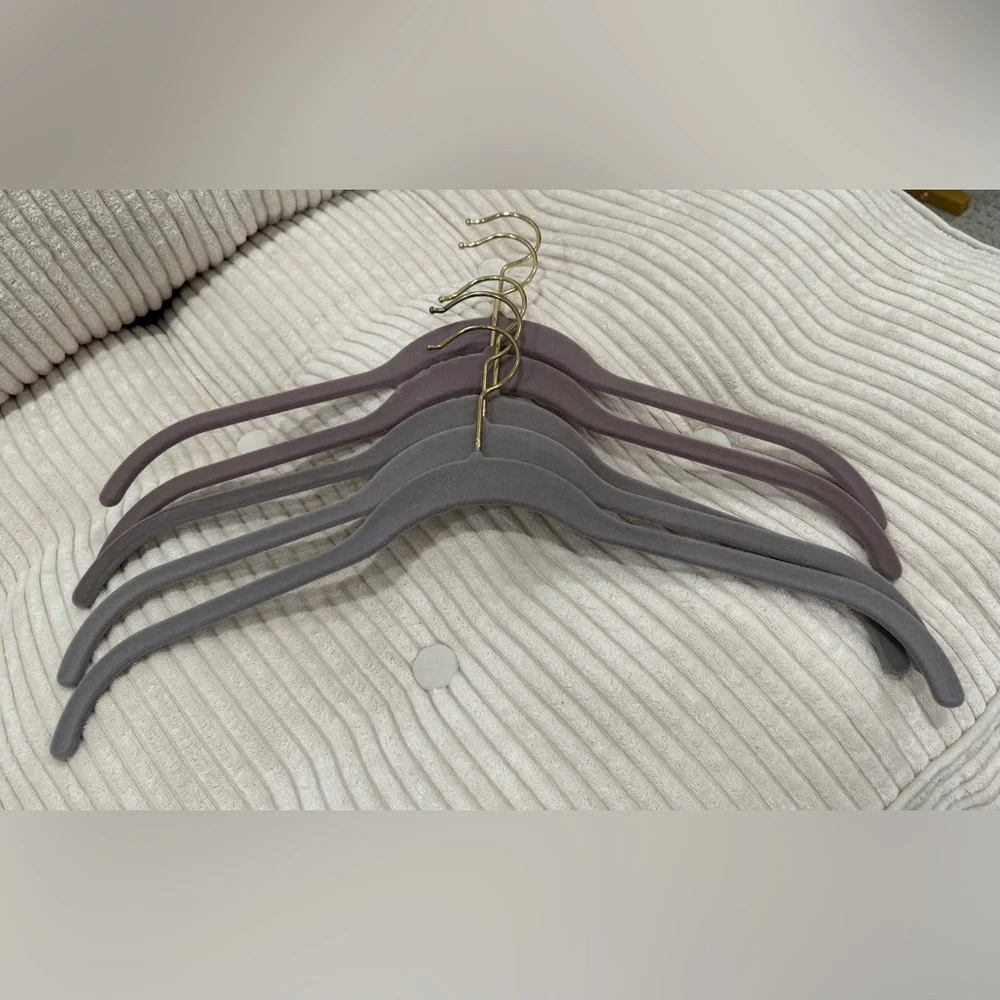 Set of 5 Velvet Hangers in Gray with Gold Metal Hooks.